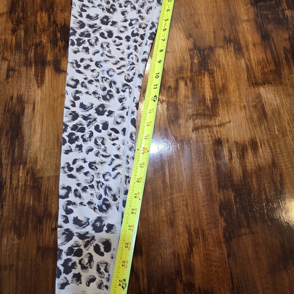 Varley light grey cheetah print leggings size small, athletic wear - Picture 8 of 11